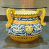 vaso base tavolo decoro fascia blu con putti su fondo giallo